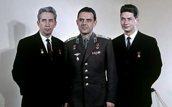 Феоктистов (слева). Комаров и Егоров (справа)