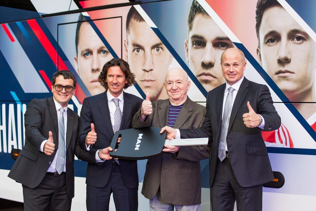 
4 сентября сборная России по футболу на новом командном автобусе отправилась в аэропорт «Шереметьево», откуда вылетела в Глазго, где состоится отборочный матч чемпионата Европы-2020 против команды Шотландии.