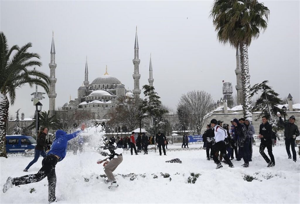 Погода в стамбуле в июле. Султанахмет Стамбул зима. Турция зимой. Снег в Стамбуле. Снег в Турции.
