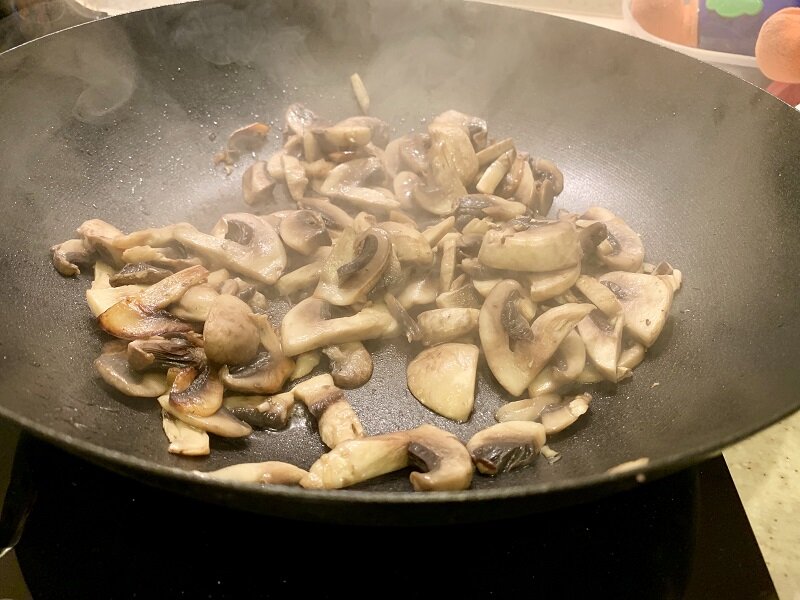 Фото автора канала "Еда из-под ножа". Обжариваю грибы.