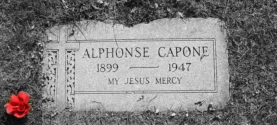 CC0  https://upload.wikimedia.org/wikipedia/commons/9/9d/Al_Capone%27s_grave.jpg