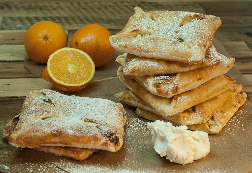 Слойки с творогом и изюмом