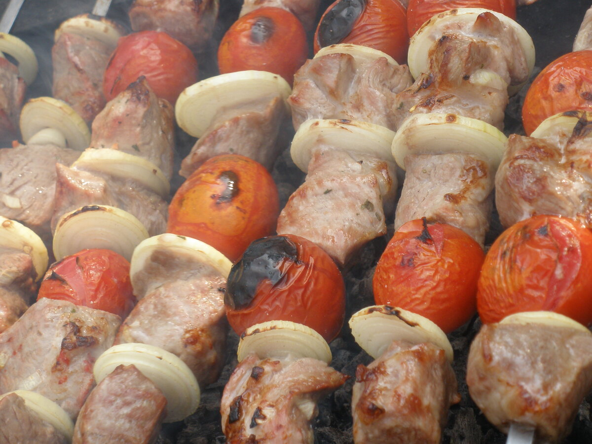 Помидорчики с лучком, запеченные на углях, лучше всякого кетчупа и солений к шашлыку