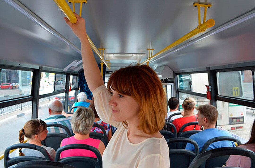 Место в транспорте. Пассажиры в автобусе. Автобус. Пассажиры общественного транспорта. Пассажиры в трамвае.