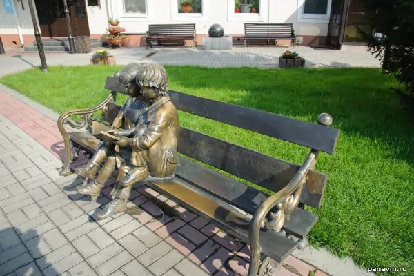 Скульптура «Девочки с книгой».