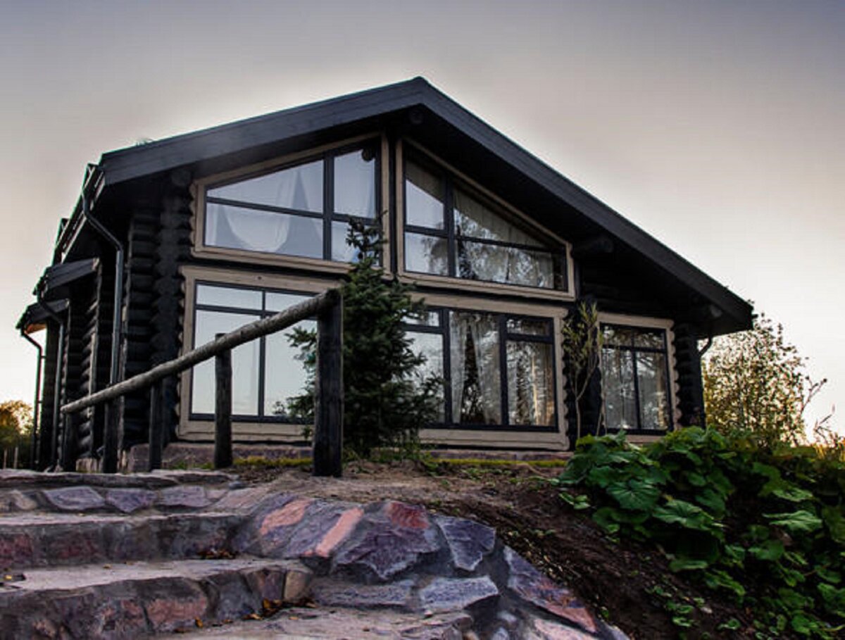 •	Коттедж «Берлога»: 12 мест + 2 дополнительных места, 200 кв.м., 2 этажа - ТВ на двух этажах, 5 отдельных комнат, холодильник, холодильник для напитков, посудомоечная машина, оборудованная кухня с посудой, трапезная, большой холл для дружеских посиделок, туалетная комната, душевая кабина, зона барбекю, отдельные входы-выходы на улицу, Wi-Fi.
