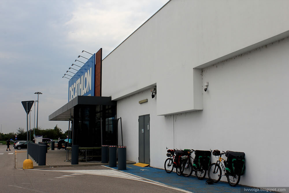 Ближайший к аэропорту Декатлон. Купили 4 баллона газа (2,5 евро/штука). Газ оказался лучше московского. Вообще-то на маршруте был еще один Декатлон - в Больцано, но мы в него не планировали заезжать, а по факту все-таки пришлось заехать, но не за газом.
