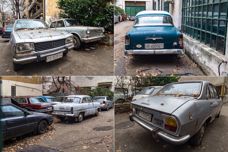 Гараж, в котором находится музей, стоит торцом к улице, и распознать в нем историческое здание непросто. Но когда подходишь ближе, все встает на свои места — за забором видны десятки старых автомобилей, ждущих восстановления.