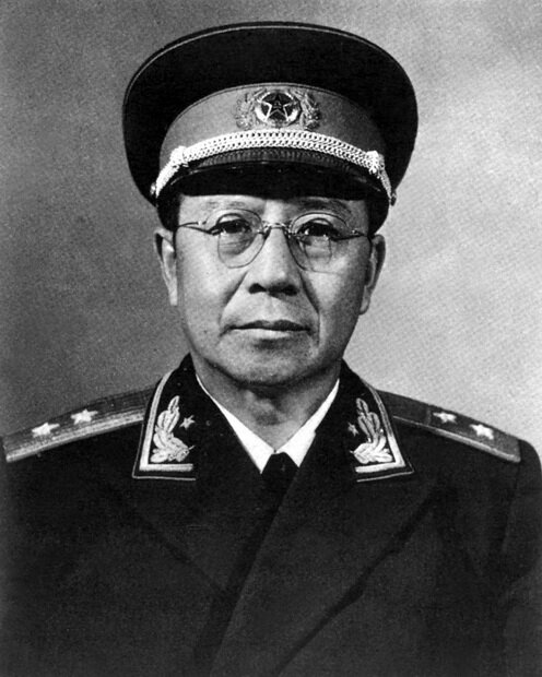 Генерал-лейтенант Хэ Чэн (贺诚 Hè Chéng, 1901-1992), с 1922 года обучался а Национальном Пекинском медицинском колледже, основанном 26 октября 1912 года и являющимся первой национальной медицинской школой, при этом управляемой правительством Китая.  Это один из девяти знаменитых "национальных университетов" , созданных в первые годы существования Китайской Республики. Позднее колледж преобразован в Медицинскую школу Пекинского университета.