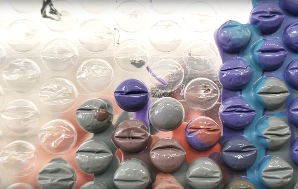 Шприцом наполняется каждый пузырёк пленки