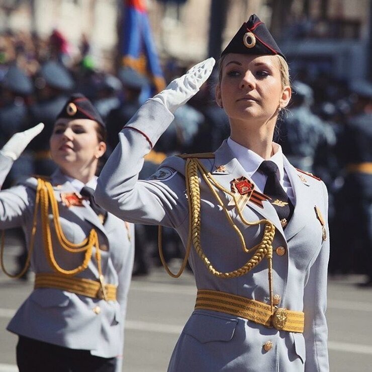 7 мая женщина. Девушки на параде. Парадная Полицейская форма. Девушки в парадной военной форме.