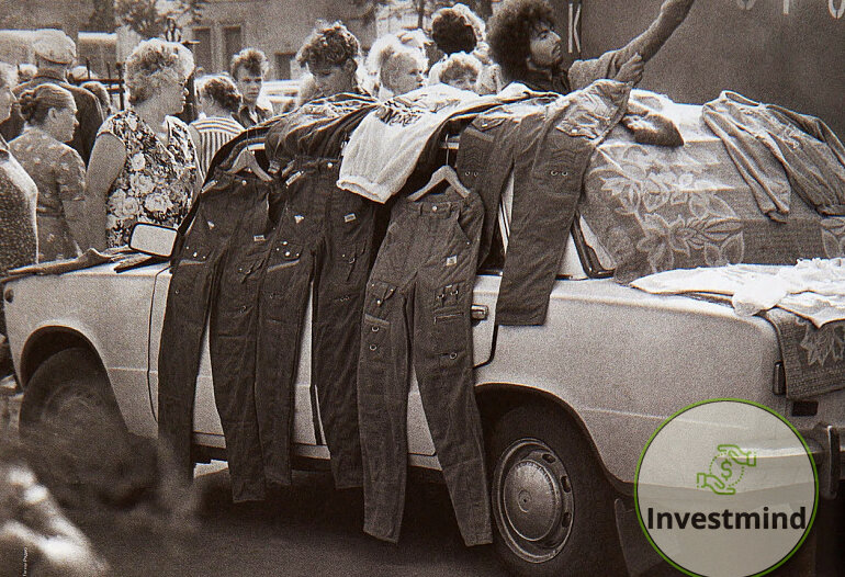 Малый бизнес в 90г. Рынок. Зарабатывают как могут. Заработок на рынке.