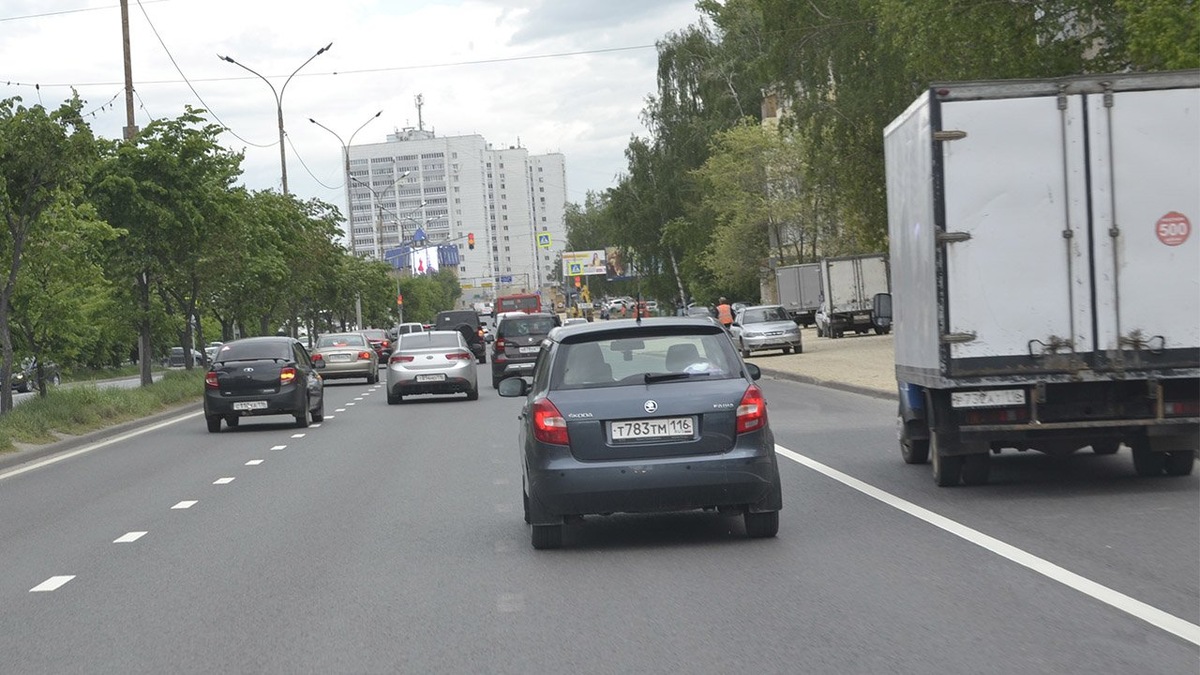 Какой штраф предусмотрен за езду по обочине в 2019 году? Кому разрешено движение по обочине? Актуальные штрафы в этой статье от специалистов сайта «Штрафы ГИБДД».

Штраф ГИБДД за езду по обочине в 2019 году составляет
1500 руб. (со скидкой 50% 750 руб.)
Статья 12.15.1 КоАП РФ
В России запрещена езда личного автотранспорта по обочинам дорог. По закону обочина предназначена в первую очередь для движения пешеходов, во-вторую, для перемещения мопедов, велосипедистов, гужевых повозок, автомобилей коммунальных служб, не мешающих пешеходам и в исключительных случаях для передвижения развозного транспорта. Обычный легковой автомобиль имеет право выезда на обочину лишь для остановки или стоянки

ОПРЕДЕЛЕНИЕ ПОНЯТИЯ «ОБОЧИНА»

«Обочина» - элемент дороги, примыкающий непосредственно к проезжей части, находящийся на одном уровне с ней, отличающийся типом покрытия или выделенный с помощью сплошной или прерывистой линии разметки.

Какие штрафы предусмотрены за езду по обочине 2019?
Ситуаций, в которых водителя транспортного средства могут оштрафовать за езду по обочине несколько. Разберем самые «популярные» случаи.



Штраф за езду по правой обочине

Вне зависимости от того, отделена обочина от проезжей части прерывистой линией разметки, сплошной линией разметки или просто имеет другой тип покрытия, езда по правой (ближней для автомобилиста) обочине наказывается штрафом в 1500 р. по Статье КоАП РФ 12.15 ч.1. Единственное исключение стоянка и остановка. Но, как правило, в случае с реальным объездом пробки (а это самая популярная причина езды по обочине), аргумент в споре с сотрудниками ГИБДД и на последующем судебном заседании не поможет.

Штраф за езду по левой (дальней, встречной) обочине

В ПДД и КоАП нет четкой трактовки езды по встречной обочине. В этих условиях как сотрудники ГИБДД, так и водители, совершающие такой маневр, пытаются найти в действующих законах скрытый смысл.

Сотрудники ГИБДД чаще всего представляют движение по встречной обочине как обгон нескольких транспортных средств, обосновывая свою позицию тем, что движение происходит по встречной стороне проезжей части. В этом случае действия водителя подпадают под суровую четвертую часть Статьи 12.15 КоАП РФ и предполагают штраф в 5000 рублей или лишение прав на срок до 6 месяцев.

Часть автомобилистов, исходя из анализа статей ПДД, приходит к альтернативной трактовке ситуации, связанной с движением по встречной полосе. Они исходят из того, что направление движения может существовать только у «проезжей части», к которой обочина не относится. Если придерживаться этой позиции, штраф за езду по встречной обочине составляет 1500 р. по Статье КоАП РФ 12.15 ч.1. той же, что и за движение по правой ближней к водителю обочине.

Кому разрешено движение по обочине
В первую очередь обочина предназначена для движения пешеходов. В этом и заключается главный смысл разделения дороги на проезжую часть и обочину, по которой автомобиль в стандартной ситуации ездить не должен.

ЗАКОН

Есть смысл сделать поправку.

Согласно Статье, КоАП РФ 12.29, начиная с 2017 года, пешеход имеет право перемещаться по обочинам загородных дорог в темное время суток исключительно в одежде, имеющей светоотражающие свойства.

Помимо пешеходов по обочине дорог имеют право перемещаться:

· Мопеды, не создающие помех пешеходам

· Тихоходы конструктивно не способные развить скорость более 30 км/ч.

· Автомобили экстренных служб

· Машины коммунальных служб

· Транспортные средства организаций, эксплуатирующих дорожный объект

· Гужевые повозки

· Велосипедисты

· Коммерческий транспорт, подвозящий грузы к объектам

· Водители гаджетов на колесах (моноколес, сигвеев, гироскутеров, электровелосипедов)

Последний класс транспортных средств вызывает все больше споров как в среде законодателей и дорожных полицейских, так и среди граждан, не наделенных властными полномочиями. Электронные гаджеты на колесах с каждым годом становятся все мощнее.

Вес и скорость транспортных игрушек способны спровоцировать серьезное ДТП. В то же время, в законодательстве 2019 года никак не определен класс этих устройств и условия, при которых их можно безопасно эксплуатировать.



Объезд пробки по обочине не является объездом препятствия 2019
Объезд пробки (дорожного затора) по обочине категорически запрещен действующим в России законодательством. Вопреки мнению некоторых водителей, дорожная пробка, исходя из ПДД, не является препятствием. На это четко указывает пункт ПДД 1.2

ЗАКОН

Определение понятия «Препятствие»

«Препятствие» — неподвижный объект на полосе движения (неисправное или поврежденное транспортное средство, дефект проезжей части, посторонние предметы и т.п.), не позволяющее продолжить движение по этой полосе. Не является препятствием затор или транспортное средство, остановившееся на этой полосе движения в соответствии с требованиями Правил.

Настаивать на объезде пробки как объезде препятствия не имеет смысла еще и по той причине, что даже объезд лежащего дерева или бетонного блока согласно КоАП является правонарушением и за такой маневр автомобилиста ожидает штраф 1500 р. по статье 12.15 ч. 3 КоАП РФ.