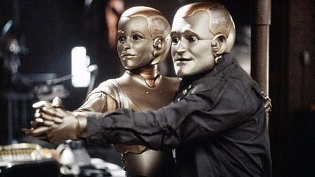 Начало эпохи новых глобальных технологий. «Заводить» роботов в доме — стало обычным явлением. Купленный как прибор и запрограммированный для выполнения домашней работы, Эндрю вдруг начинает испытывать нехарактерные для него ощущения. Он еще не знает, что это называется «чувствовать». С этого и начинается путь робота Эндрю к познанию сути человеческой природы