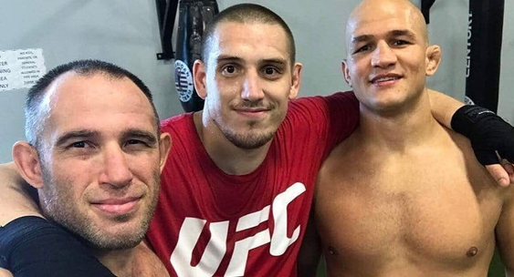 Боец Сосновский в компании бойцов и своего наставника и тренера Олейника