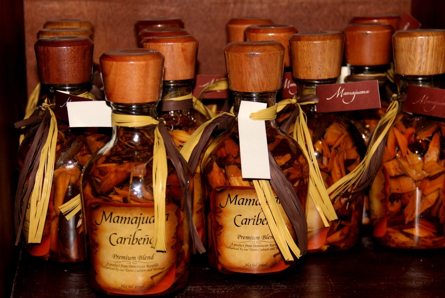 Напиток доминикана mamajuana. Доминикана настойка мамахуана. Напиток доминикана mamajuana. Алкоголь мамахуана. Доминиканская настойка мамахуана.