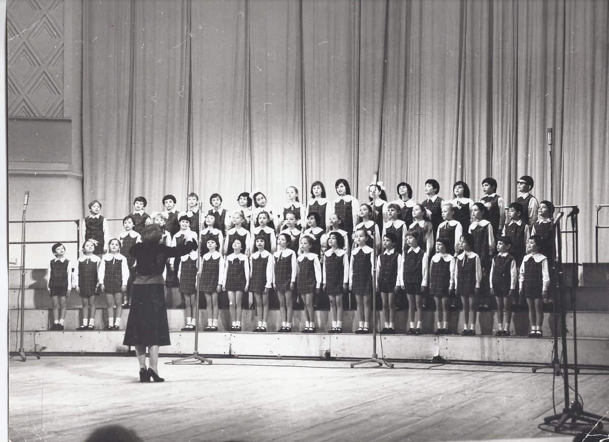 Лена Могучева крайняя справа в первом ряду. Младшая группа хора. Хормейстер-Ирина Игоревна Кулешова (фото из личного архива).