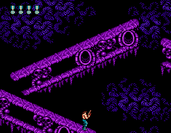 В конце прыжка разворачиваем персонажа влево, чтобы его отбросило вправо. Кадры из игры «Super Contra».