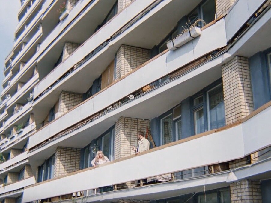 Это мой самый любимый момент в фильме «Иван Васильевич меняет профессию». Царь выходит на балкон обычной московской квартиры Шурика. От видов на Москву у меня до сих пор захватывает дух.-3