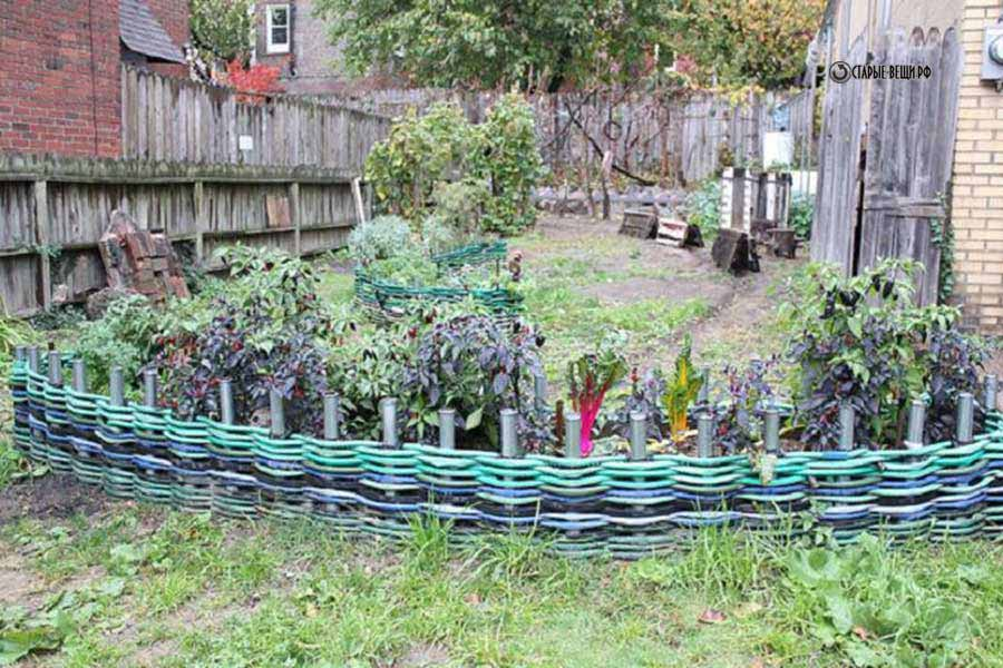 Декоративный забор из старых шлангов.