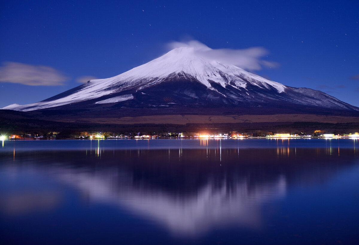 Вы обязательно должны побывать в самом знаменитом месте Японии. И называется это место горой Фудзи. На ее вершине хочется побывать не только туристам, но и местным жителям.-2