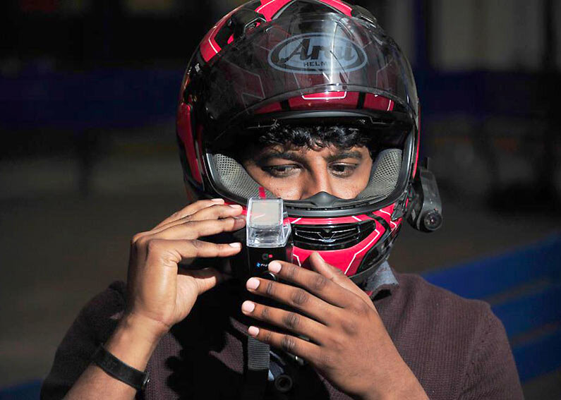 При необходимости проекционный дисплей для крепления на шлем мотоциклиста, разработанный в компании NuViz, может быть легко снят или установлен.