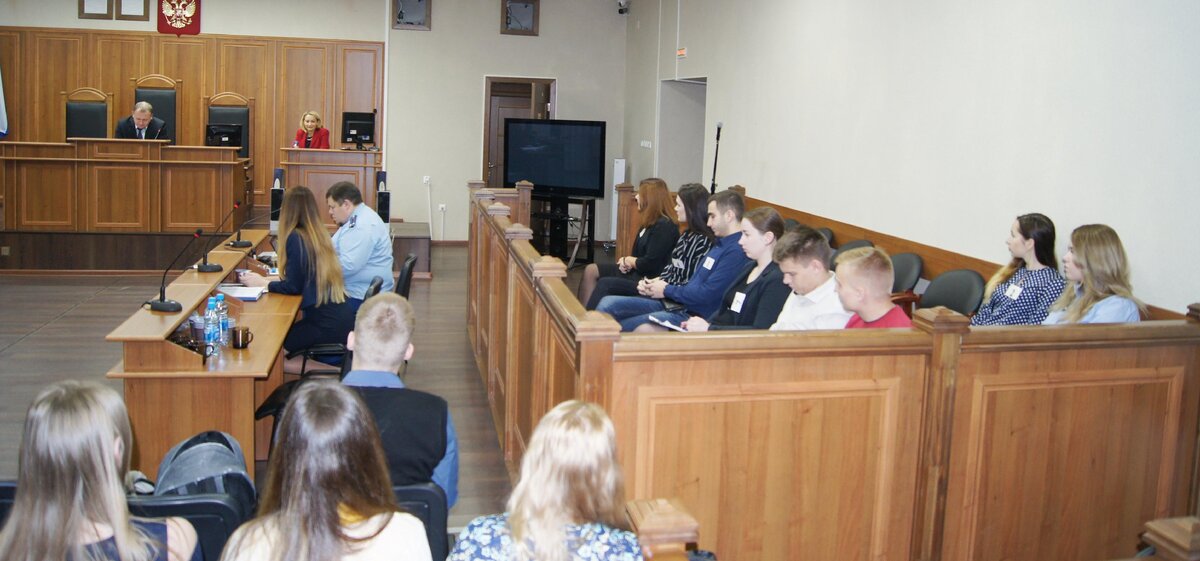 Присяжные заседатели в россии. Суд присяжных в россии современность. Суд присяжных в россии. Зал присяжных сша судья. Коллегия присяжных заседателей.