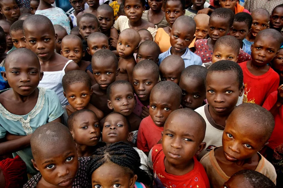Афроамериканцы население. Много негров. Толпа чернокожих детей. Афроамериканцы в Африке.