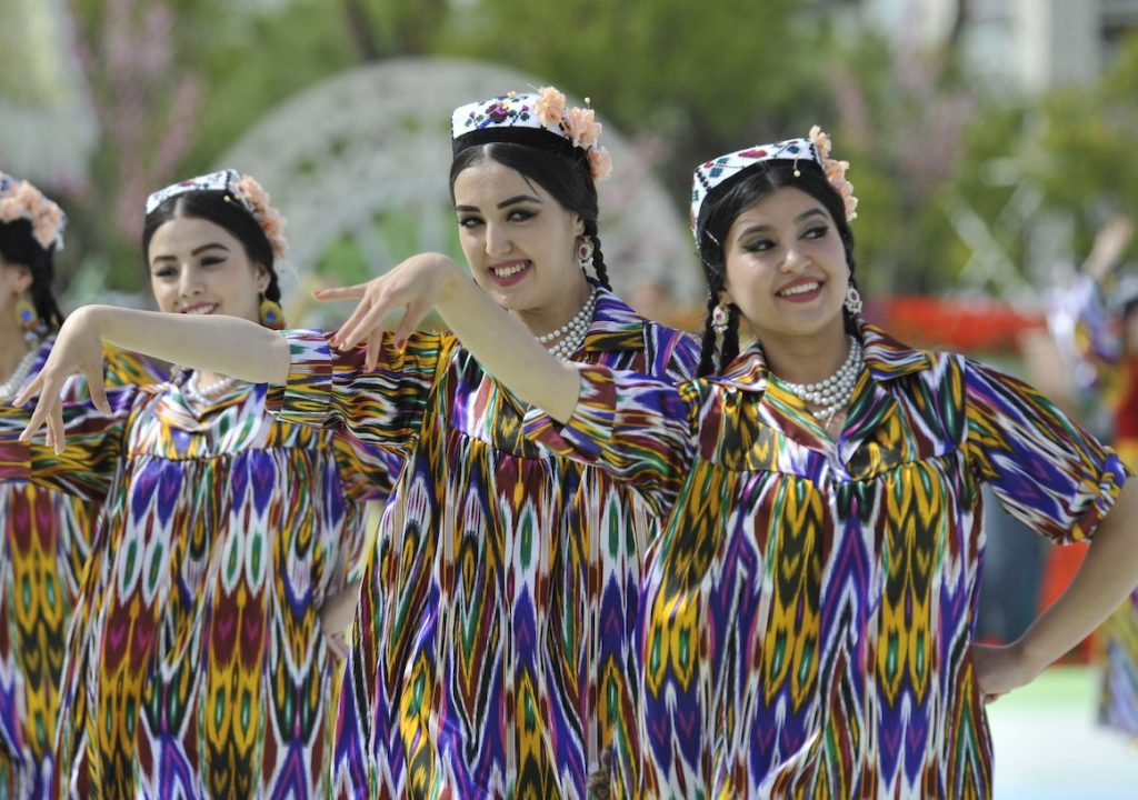 Женщины Узбекистана. Узбекский костюм женский. Таджикские женщины. Узбекская Национальная одежда.