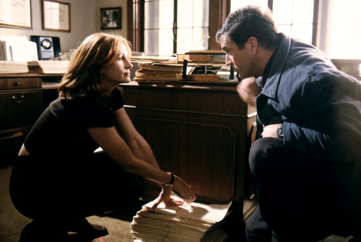 - Что это за макулатура, Джулия? - Это сценарий, Мэл. Его читают перед съемками, прикинь. - Так вон зачем нужны эти бумажки!  А я их на самокрутки пускаю.