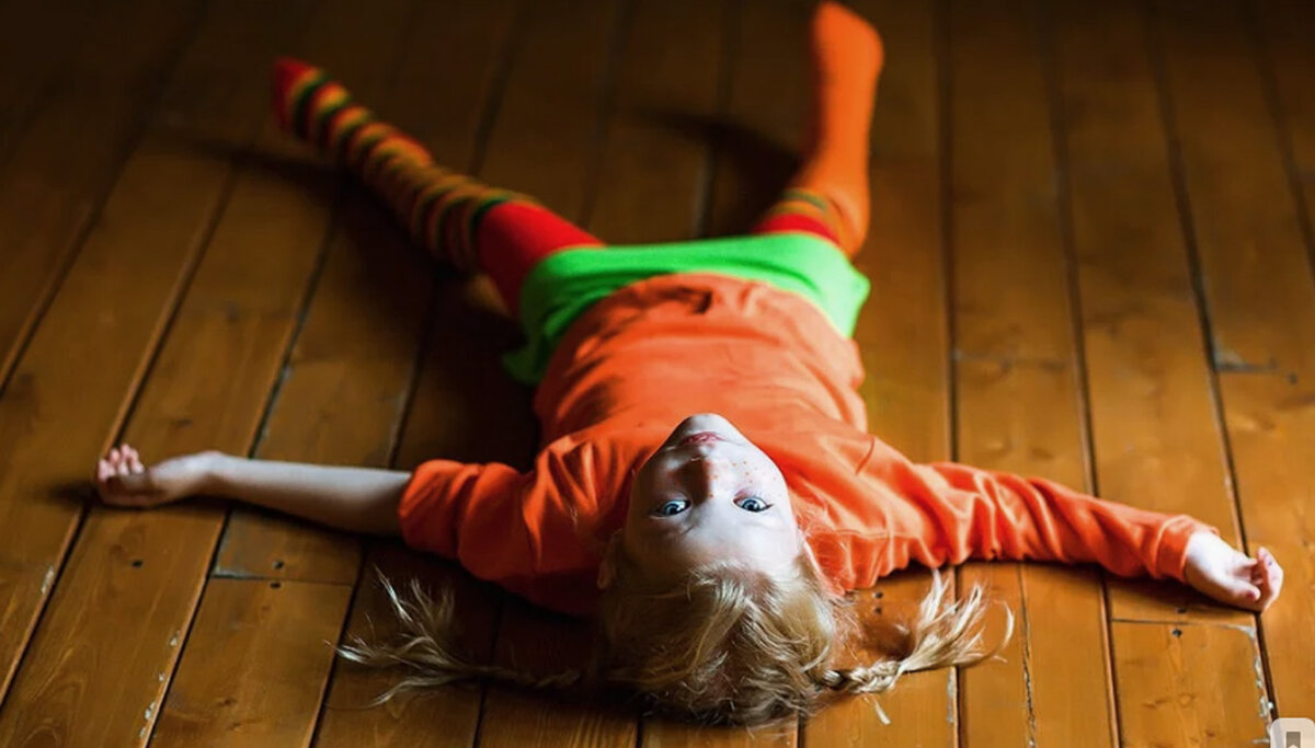 девушка валяется на полу. девочка лежит на полу. фотосессия лежа на полу. девушка лежит. девушка лежит на полу.