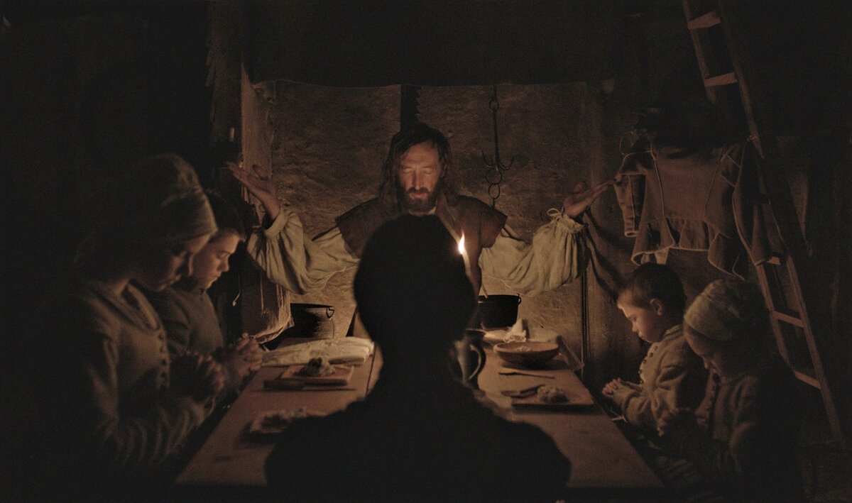 Семейство читает молитву перед едой