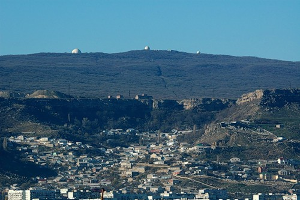 Гора Тарки Тау в Дагестане. Гора Тарки-Тау и смотровая площадка. Тарки Тау Махачкала. Горный массив Тарки-Тау.