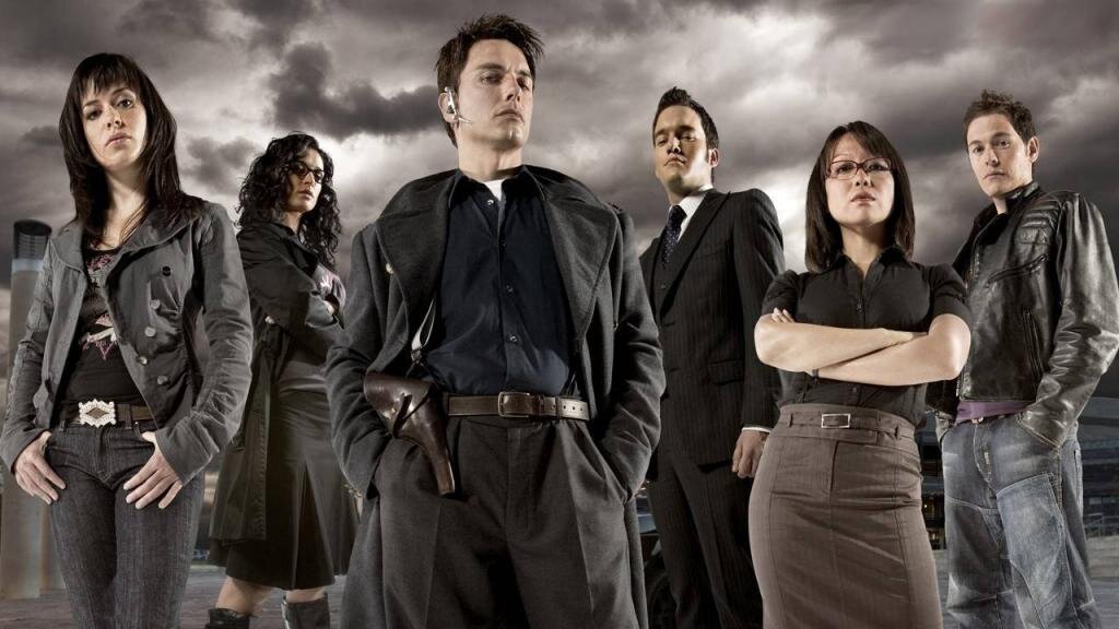 Герои сериала "Торчвуд" (слева направо): Гвен, Сьюзи, Джек, Янто, Тошико, Оуэен