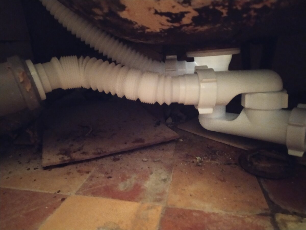 Новый сифон на месте .