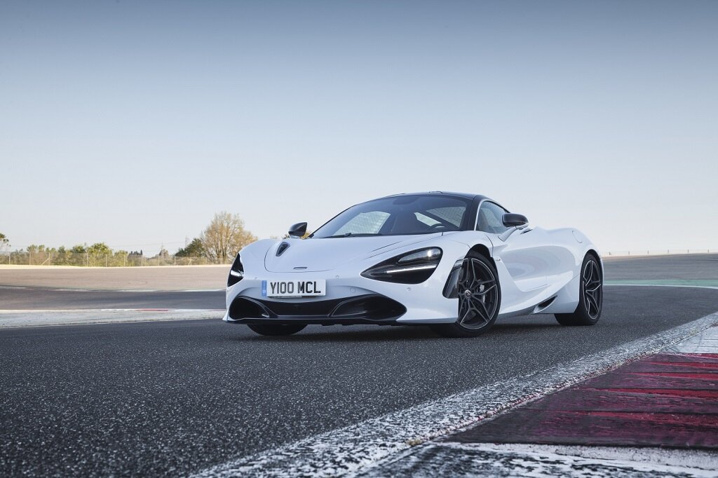 Источниками вдохновения при разработке дизайна McLaren 720S послужили большая белая акула, истребитель F16 и первый в мире среднемоторный суперкар Lamborghini Miura