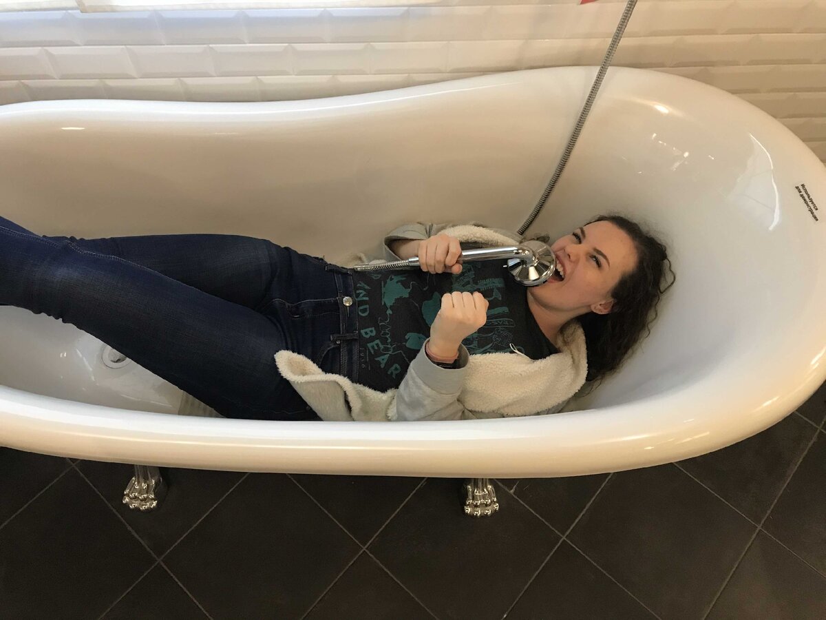 В смущении я еще раз пригляделась к аппарату, который держу в руке. Им оказалась... Душевая лейка!? 
- Вы за мной все это время следили?? Мне страшно представить, куда вы еще насували своей электроники!