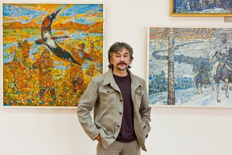 Владимир Распутин  на фоне своих картин.