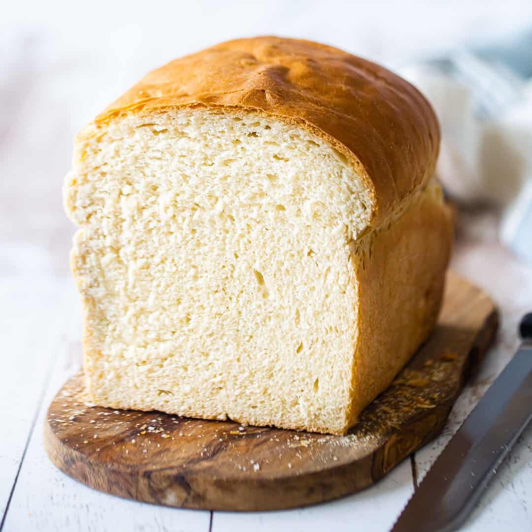 Фото взять с сайта - https://bakingamoment.com/soft-white-bread-recipe/