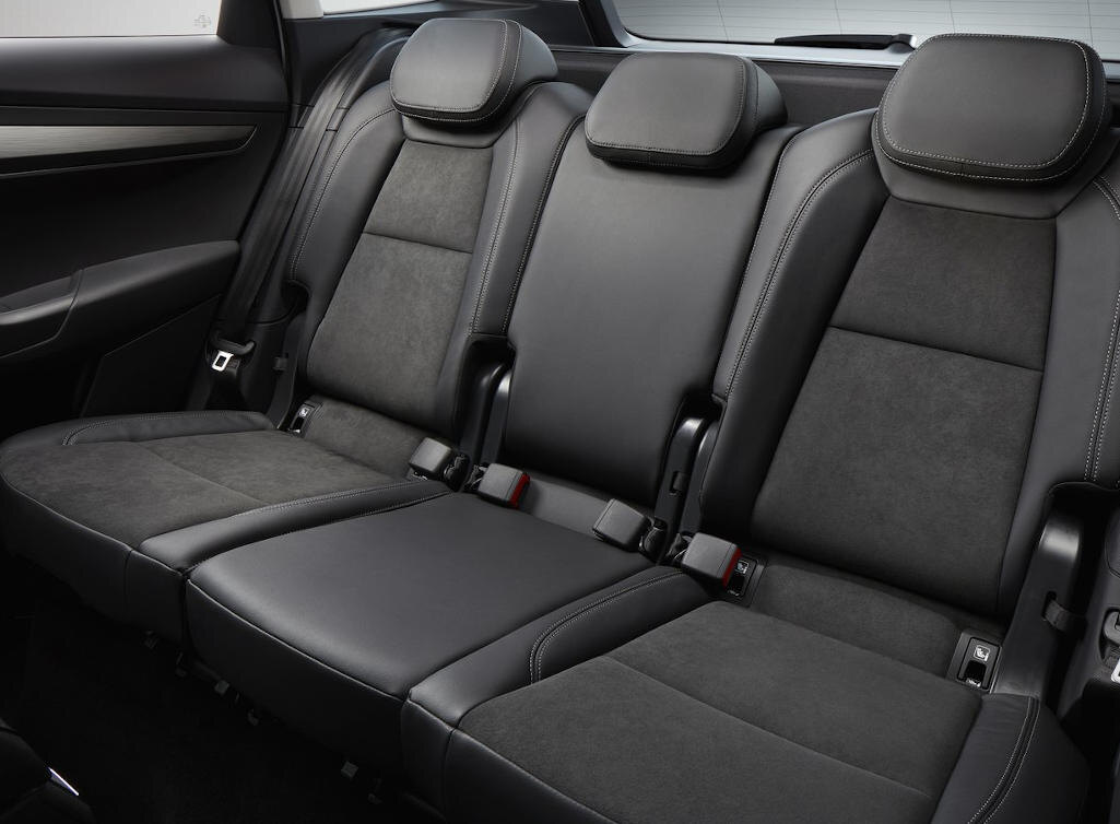 Комбинированный кожаный салон с алькантарой доступен в комплектациях Anbition  и Style с бесплатным пакетом First Edition.