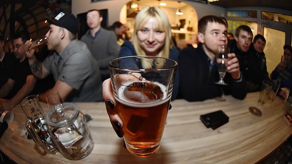 Попить москве. Пиво в изипаб. Попить москве. Девушки в жару в городе. Изи паб меню пиво.