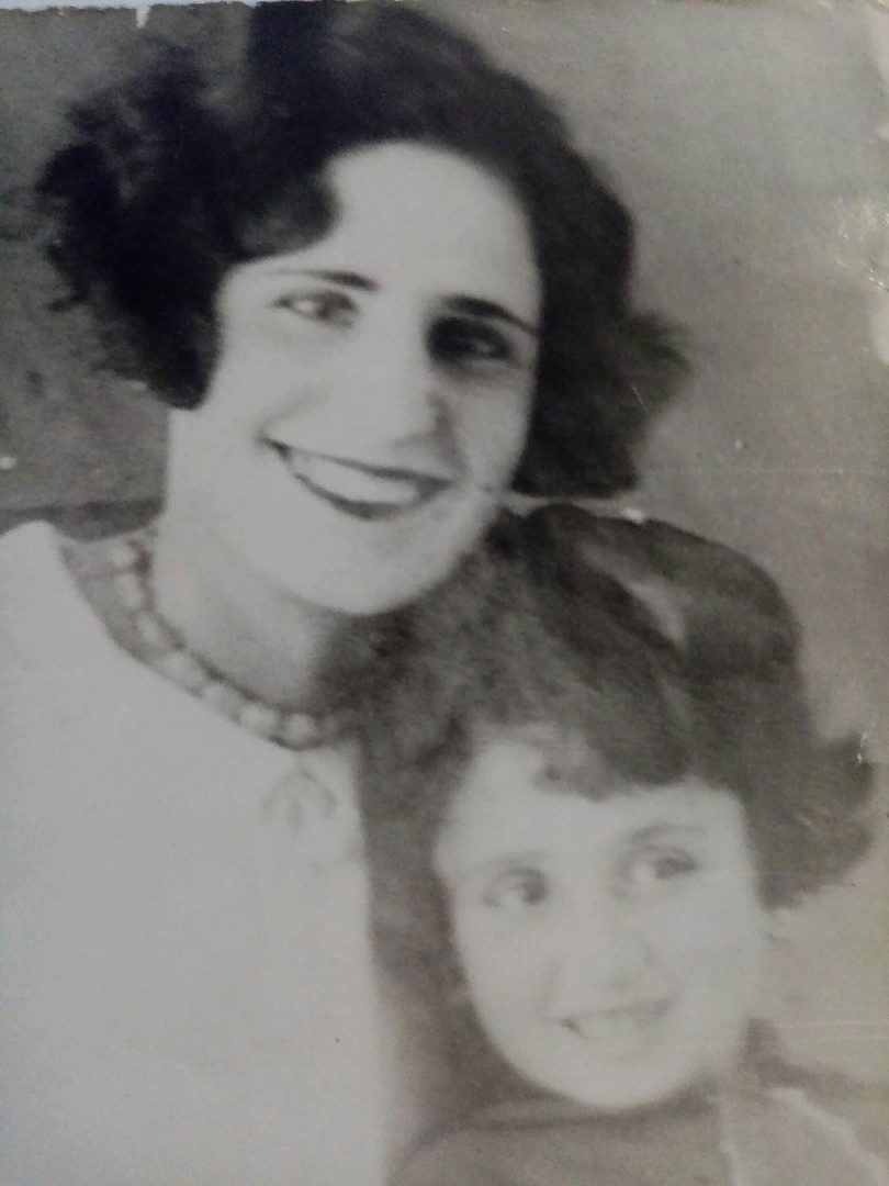 Женщина на фото в 1937 году вышла замуж и уехала в США. Снималась в кино и возможно её фото стоит хороших денег, 