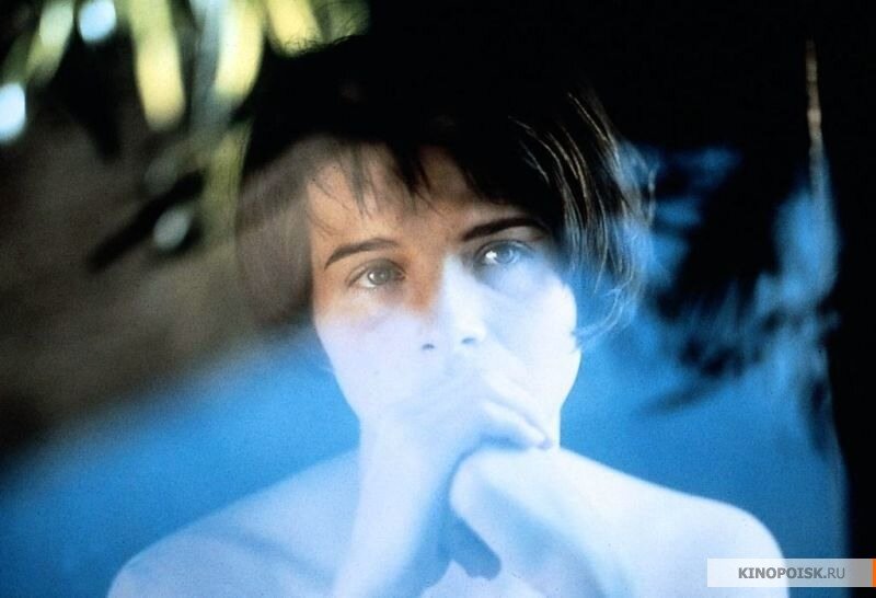 На фото сильная героиня Жюльет Бинош в фильме "Три цвета. Синий". Источник фото: kinopoisk.ru