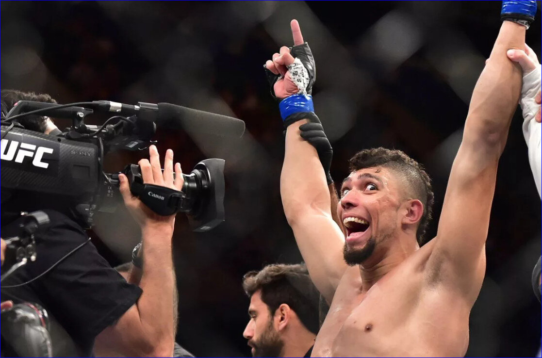 Улыбка Уокера – его фирменная фишка 
Источник: https://cdn.voxcdn.com/thumbor/dgRmQYre3CRlPgwQ4V1gn1cRhxk=/0x64:2400x1664/1310x873/cdn.vox-cdn.com/uploads/chorus_image/image/62651628/usa_today_11690969.0.jpg