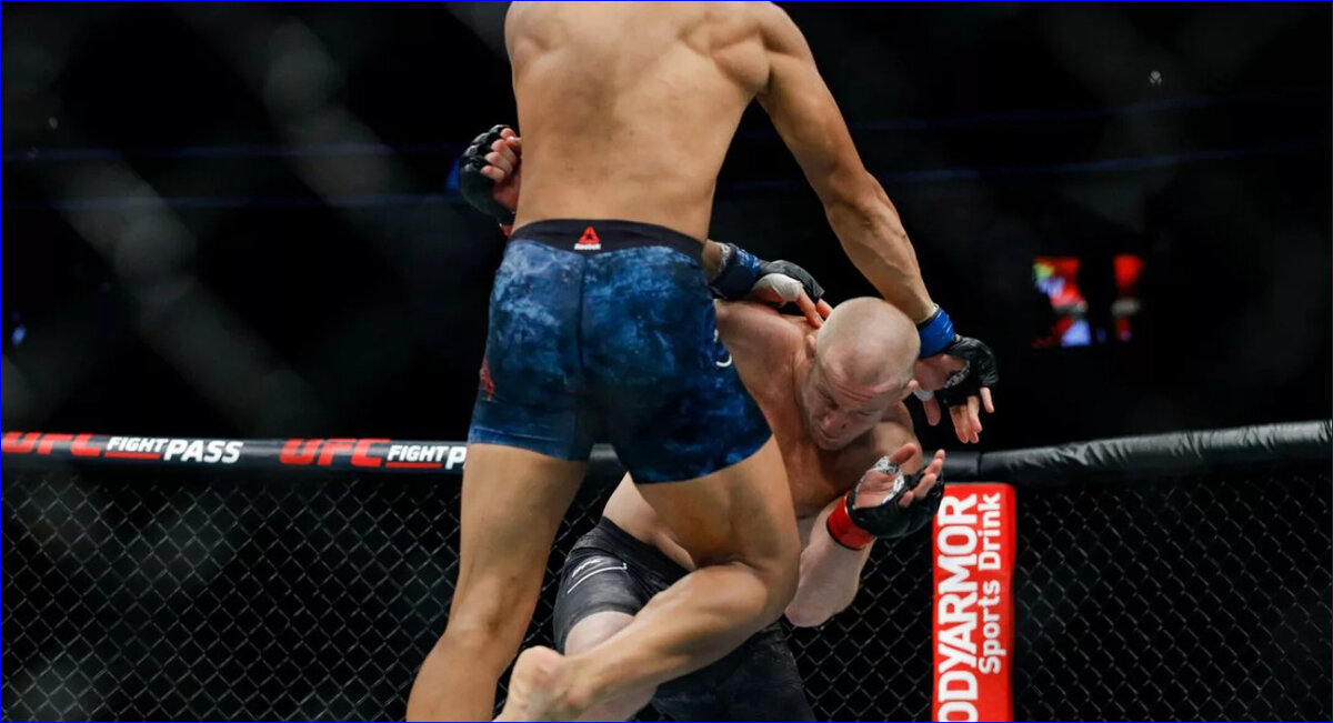 После победы Джонни так разошелся, что умудрился повредить плечо 
Источник: https://cdn.vox-cdn.com/thumbor/2w1rwwShpTg7y24URIf1QaJE4Y8=/0x148:2440x1521/1600x900/cdn.vox-cdn.com/uploads/chorus_image/image/63162504/RUOiWAej.1551579925.jpeg