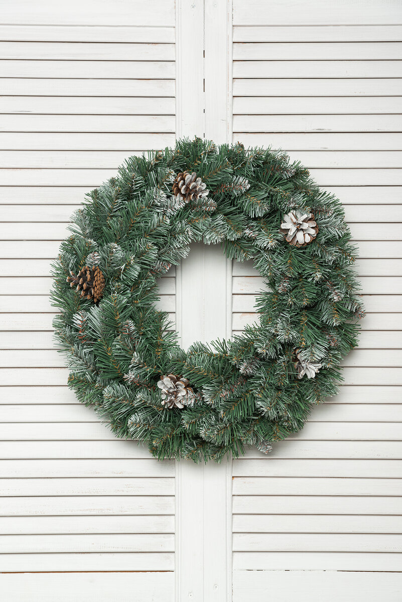 Рождественский венок Снежная Королева заснеженная с натуральными шишками