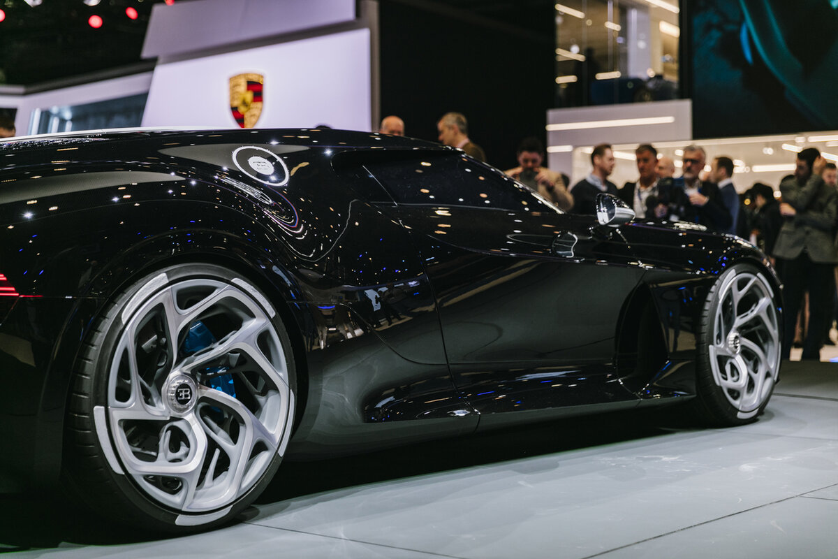 Самая дорогая сумма. Машина Bugatti la voiture noire. Бугатти Bugatti la voiture noire. Бугатти 825 миллионов. Самая дорогая Бугатти Бугатти в мире.