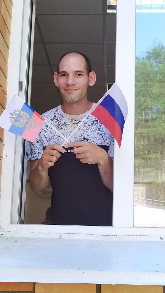 Великий праздник — День России Страна сегодня отмечает.
Три цвета: красный, белый, синий
Повсюду празднично мелькают.
Да, повсеместно по России
Сегодня граждане гуляют,
И с днем страны своей любимой
Друг друга люди поздравляют.
И я тебя спешу поздравить
С великим Днем страны России.
Желаю счастья, процветания
И жизни долгой и счастливой.
Пускай растет и богатеет
Гигант, герой — страна Россия.
Пускай ее оберегает
Судьба от горя и кручины
#СднемРоссии
#АндрейСлип
