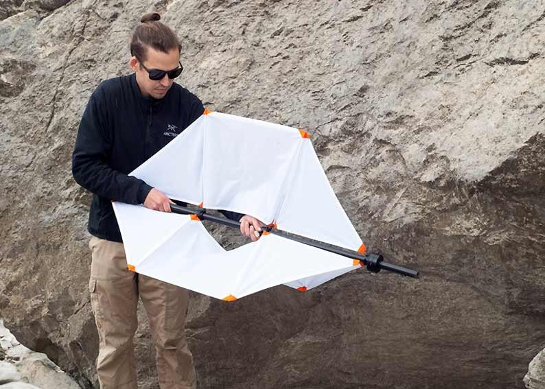 Мини ветряк для зарядки телефона Micro Wind Turbine выполнен в виде трубки, которую можно раздвинуть и разложить как зонтик всего за несколько секунд.