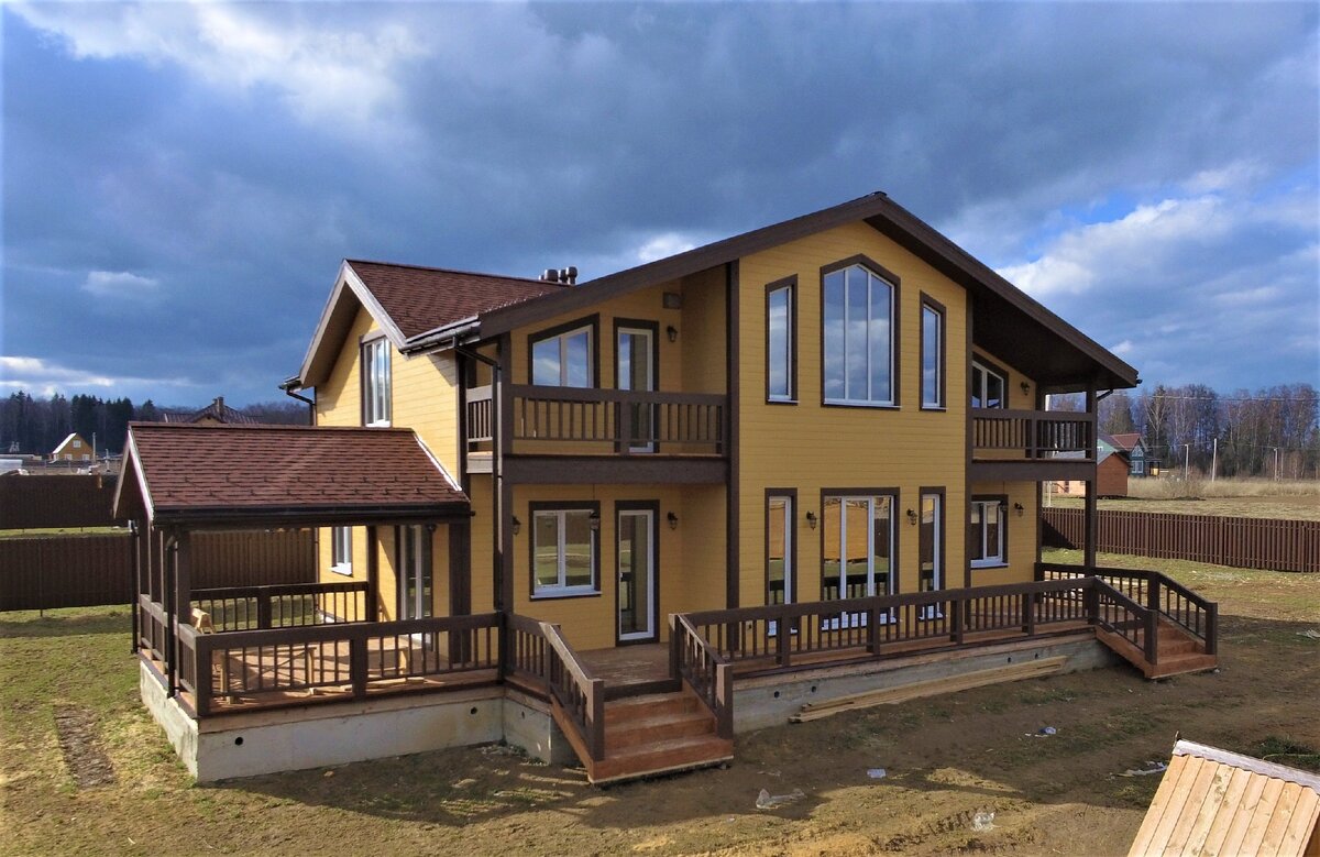 Фасад дома - имитация бруса.